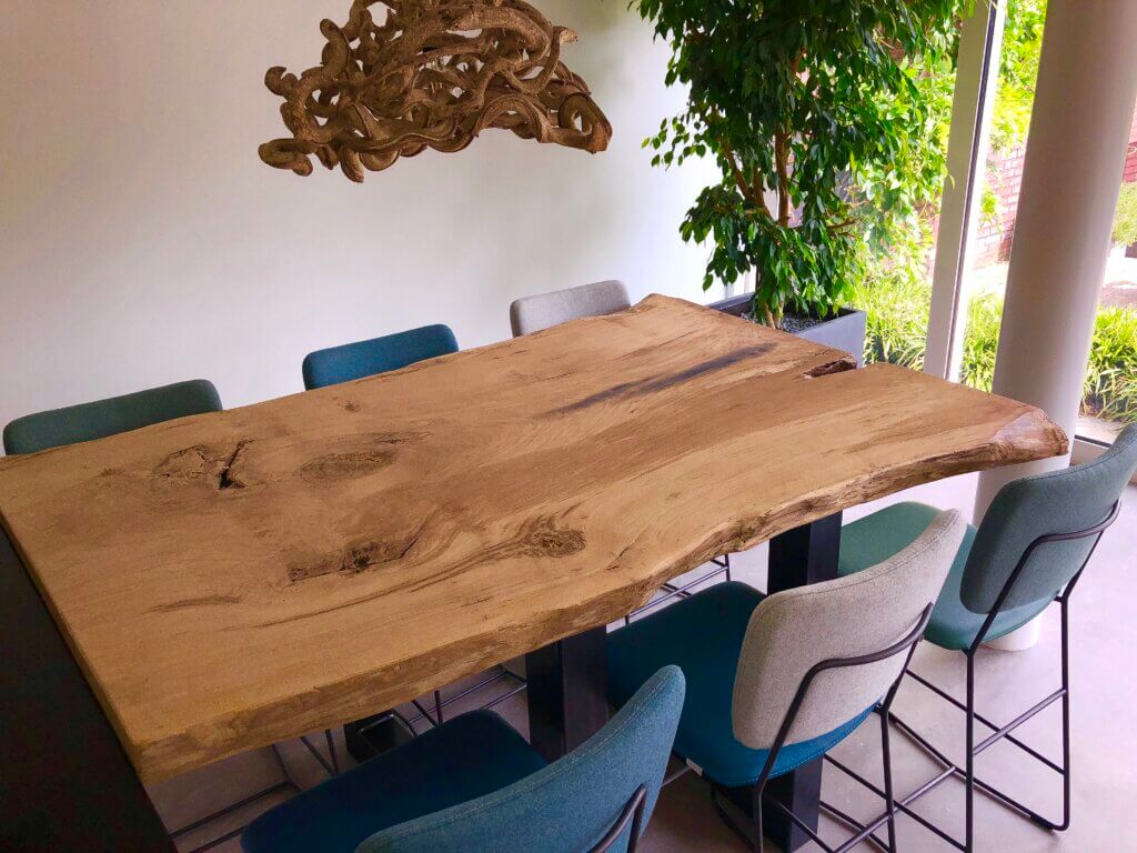 Van dikhout zaagt men planken of... een tafel
